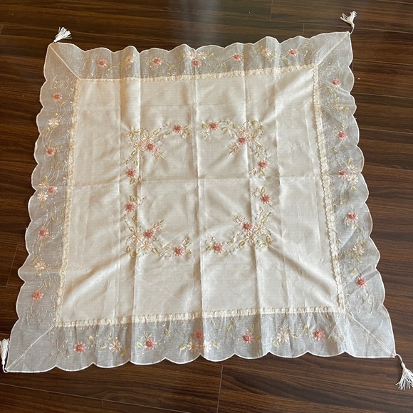 Beautiful silk table cloth - Picture 1 of 4